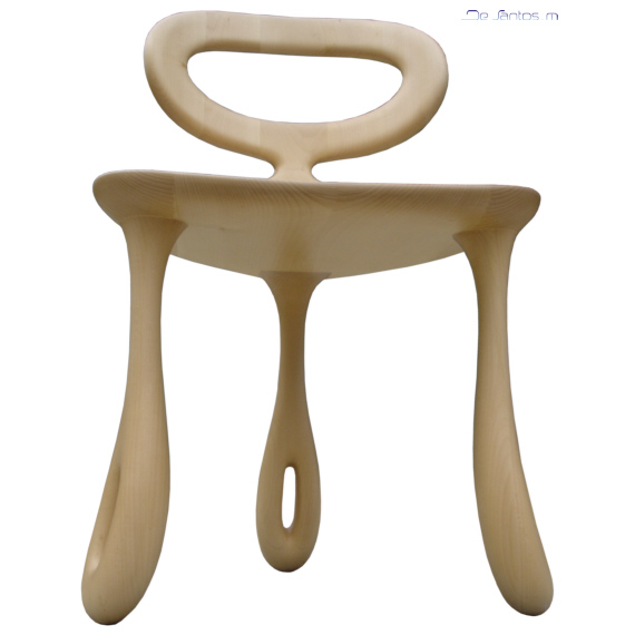 chaise en bois à la ligne sculpturale a été présentée pour la première fois sur le salon de Courtrai en Belgique signée de santos mickael,chaise bois desantos