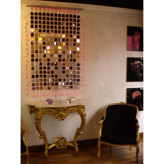  créateur Francais de mobilier et objets contemporains, Mickaël de Santos crée ce tapis miroir, une création dans le design de miroir français, ce designer Européen à récemment créé une voile de miroirs pour l'Armada de rouen 2013, une oeuvre monumentale désormais à louer